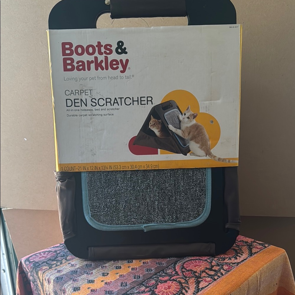 Boots & Barkley Carpet Den Scratcher - Black and Gray
